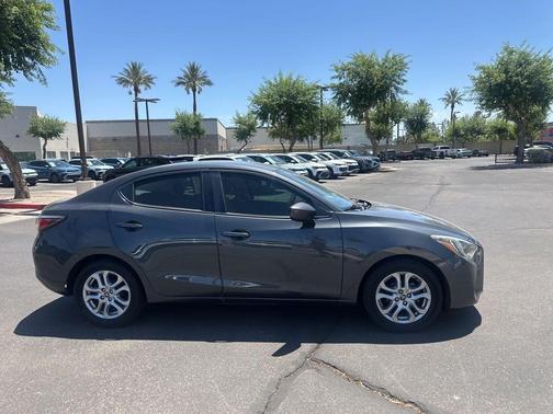 Graphite 2017 Toyota Yaris iA Base