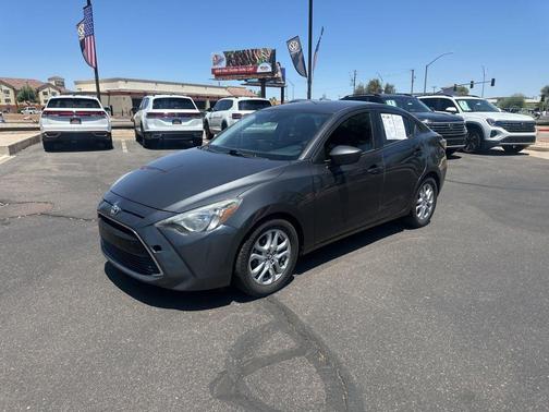 Graphite 2017 Toyota Yaris iA Base