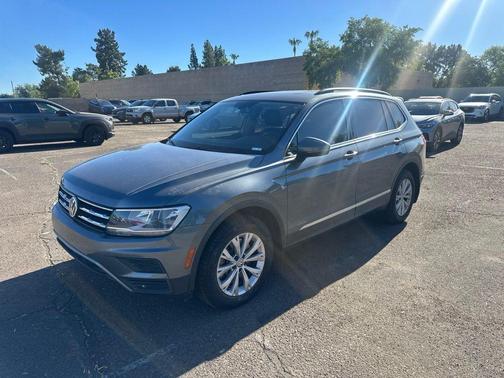 Platinum Gray Metallic 2018 Volkswagen Tiguan 2.0T SE