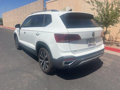 Pure White 2022 Volkswagen Taos 1.5T SE