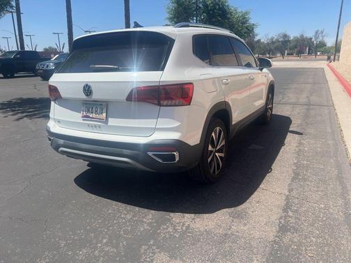 Pure White 2022 Volkswagen Taos 1.5T SE