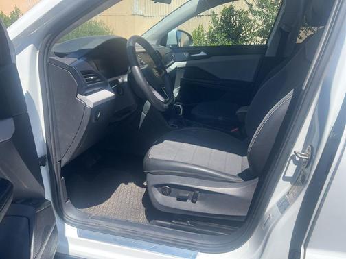 Pure White 2022 Volkswagen Taos 1.5T SE