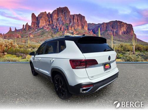 Pure White 2023 Volkswagen Taos 1.5T SE