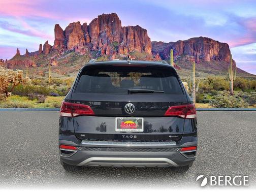 Deep Black Pearl Effect 2024 Volkswagen Taos 1.5T SE
