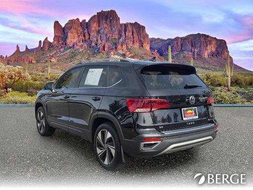 Deep Black Pearl Effect 2024 Volkswagen Taos 1.5T SE