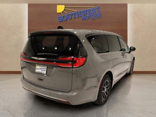 2023 Chrysler Pacifica Touring-L