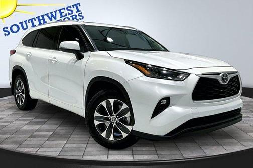 White 2022 Toyota Highlander XLE