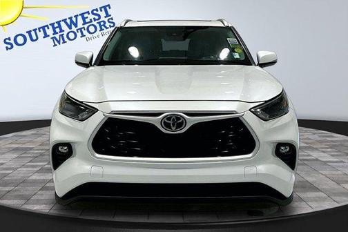 White 2022 Toyota Highlander XLE