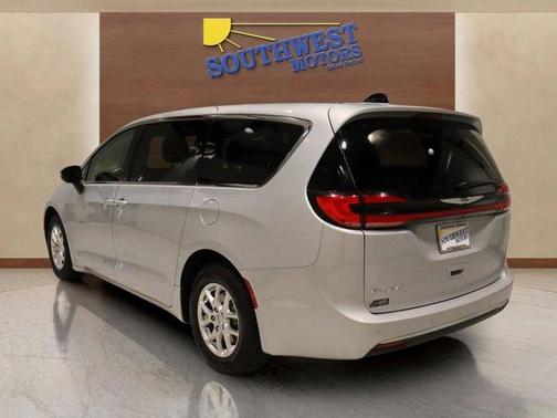 2023 Chrysler Pacifica Touring-L