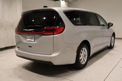 2023 Chrysler Pacifica Touring-L