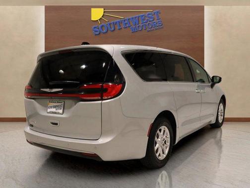 2023 Chrysler Pacifica Touring-L