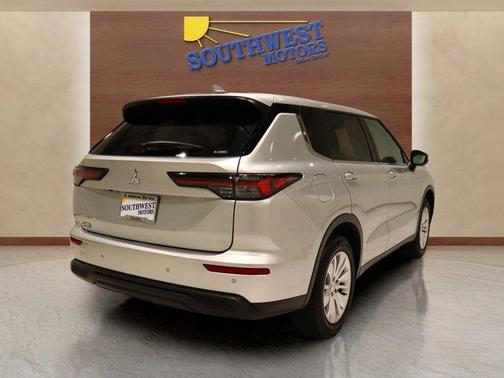 2025 Mitsubishi Outlander ES