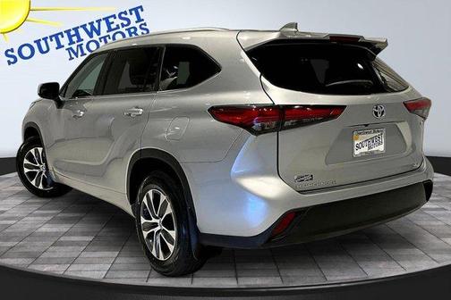 Silver 2022 Toyota Highlander Hybrid XLE