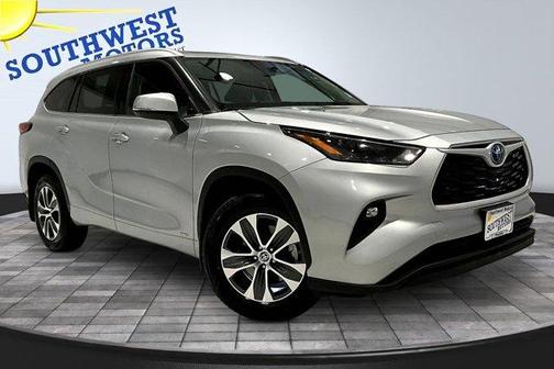 Silver 2022 Toyota Highlander Hybrid XLE