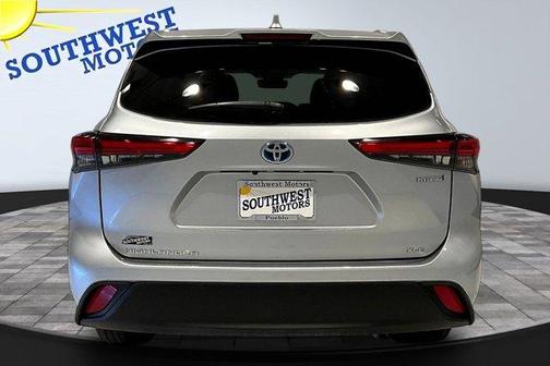 Silver 2022 Toyota Highlander Hybrid XLE