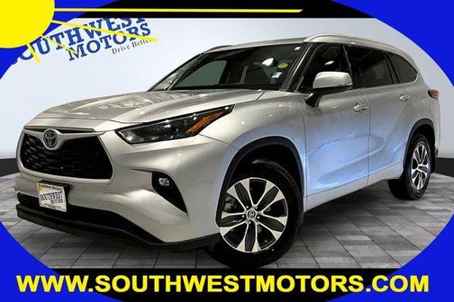 Silver 2022 Toyota Highlander Hybrid XLE