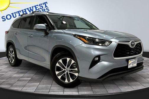 Gray 2023 Toyota Highlander XLE
