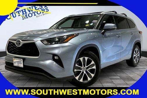 Gray 2023 Toyota Highlander XLE