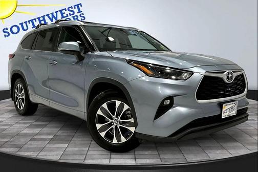 Gray 2023 Toyota Highlander XLE