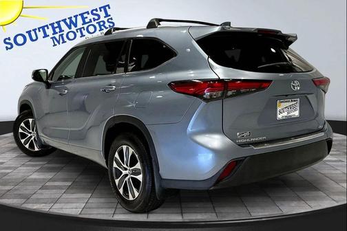 Gray 2023 Toyota Highlander XLE