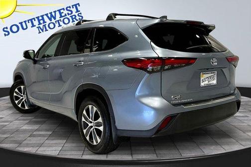 Gray 2023 Toyota Highlander XLE