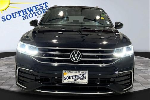 Deep Black Pearl Effect 2022 Volkswagen Tiguan 2.0T SEL R-Line