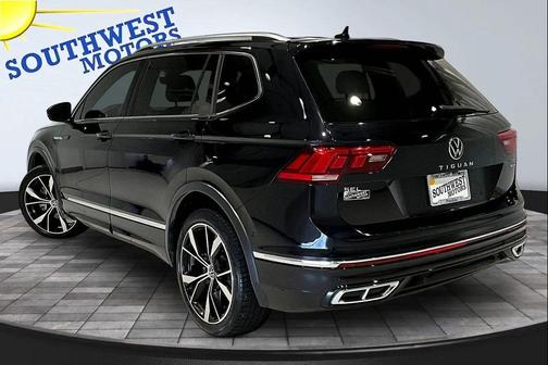 Deep Black Pearl Effect 2022 Volkswagen Tiguan 2.0T SEL R-Line