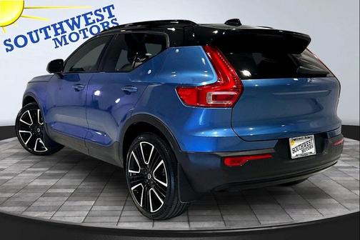 Bursting Blue Metallic 2021 Volvo XC40 T5 R-Design