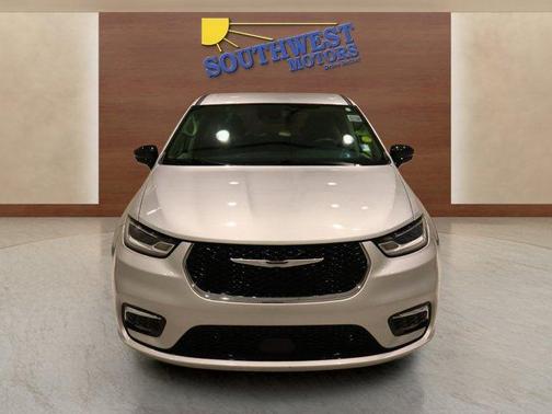 2024 Chrysler Pacifica Touring-L