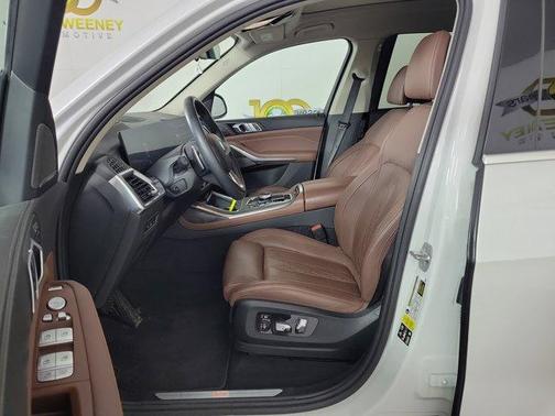 Mineral White Metallic 2024 BMW X7 xDrive40i