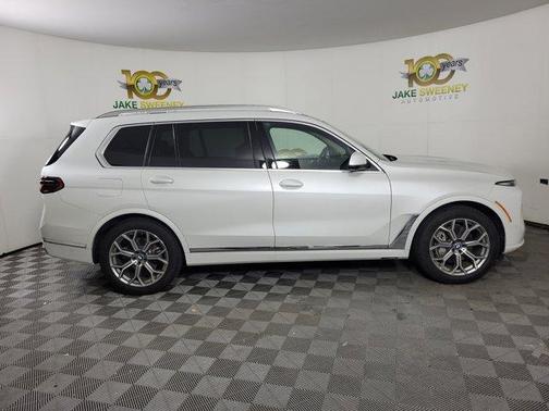 Mineral White Metallic 2024 BMW X7 xDrive40i