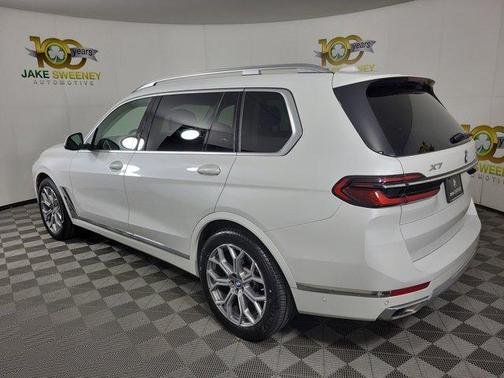 Mineral White Metallic 2024 BMW X7 xDrive40i