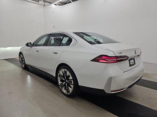 Mineral White Metallic 2026 BMW 540 i xDrive