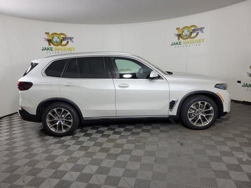 Mineral White Metallic 2024 BMW X5 xDrive40i