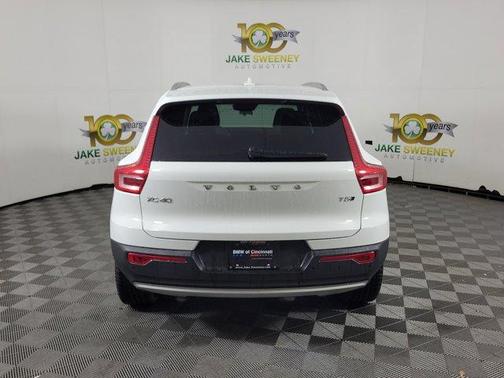 Ice White 2019 Volvo XC40 T5 Momentum