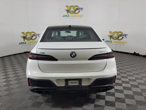 Alpine White 2023 BMW 760 760i xDrive