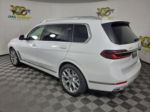 Mineral White Metallic 2027 BMW X7 xDrive40i
