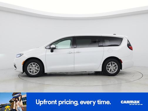 White 2023 Chrysler Pacifica Touring L