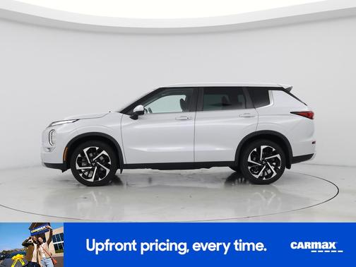 White 2023 Mitsubishi Outlander SE