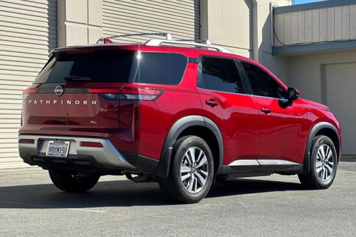 2023 Nissan Pathfinder SL