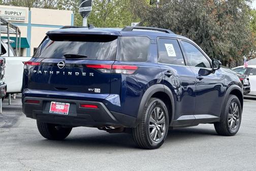 2022 Nissan Pathfinder SV