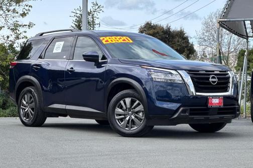 2022 Nissan Pathfinder SV