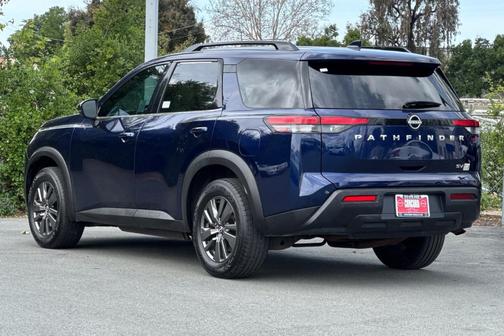 2022 Nissan Pathfinder SV