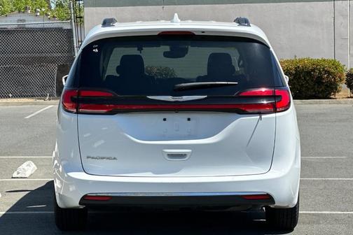 2022 Chrysler Pacifica Touring-L