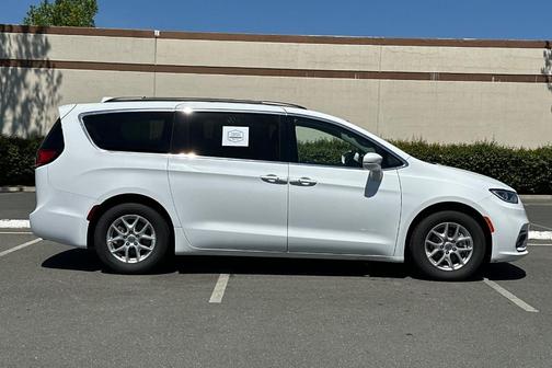 2022 Chrysler Pacifica Touring-L