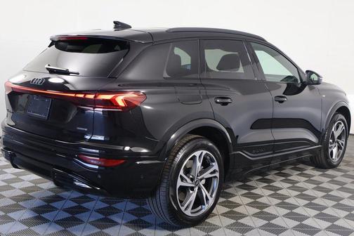 Mythos Black Metallic 2027 Audi Q6 e-tron Premium Plus