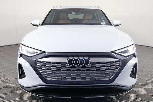 Glacier White Metallic 2024 Audi Q8 e-tron Premium Plus