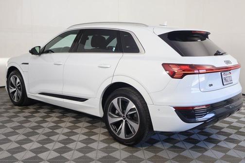 Glacier White Metallic 2024 Audi Q8 e-tron Premium Plus