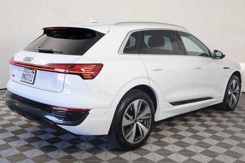 Glacier White Metallic 2024 Audi Q8 e-tron Premium Plus