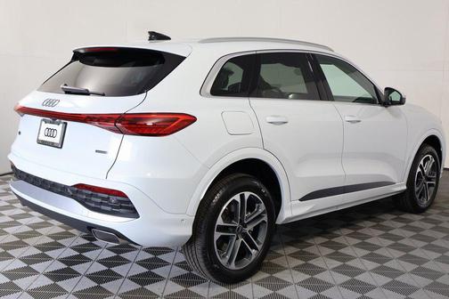 Glacier White Metallic 2026 Audi Q5 Premium TFSI quattro S tronic